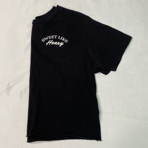 Black “sweet like honey” cropped tee